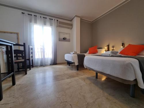 A bed or beds in a room at Victoria Hotel