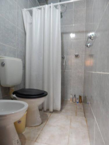 a bathroom with a toilet and a shower with a shower curtain at Rincón verde in Eldorado