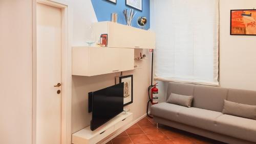 Una sala de estar con un sofá y un televisor de pantalla plana. en Domus Chiara al Colosseo, en Roma