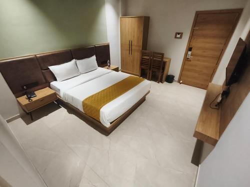 Hotel Beverly Plaza Kozhikodeにあるベッド