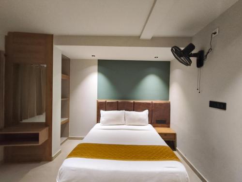 Hotel Beverly Plaza Kozhikodeにあるベッド