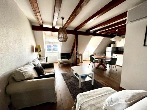 un salon avec un canapé et une table dans l'établissement Gite Ophelia dans Domaine Viticole - Maison ZEYSSOLFF, à Gertwiller