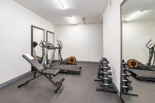Fitness centrum a/nebo fitness zařízení v ubytování Palm Tree Inn Altamonte Springs Orlando