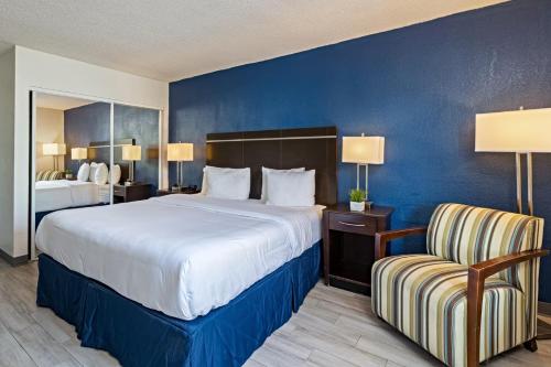 Postel nebo postele na pokoji v ubytování Palm Tree Inn Altamonte Springs Orlando