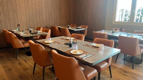 a restaurant dining room with tables and chairs at Ristorante Albergo Wada in Malo