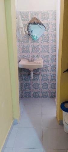a bathroom with a sink and a mirror on the wall at San Cristóbal Bleisure Hotel Centro in San Cristóbal de Las Casas