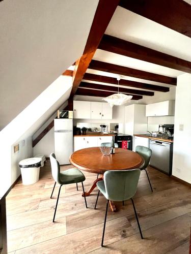 une cuisine et une salle à manger avec une table et des chaises dans l'établissement Gite Ophelia dans Domaine Viticole - Maison ZEYSSOLFF, à Gertwiller
