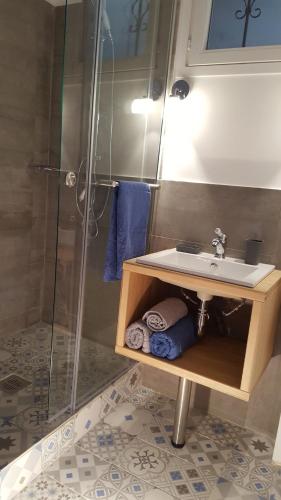 une salle de bain avec un lavabo et une douche dans l'établissement Bellavista Vieux Menton, à Menton