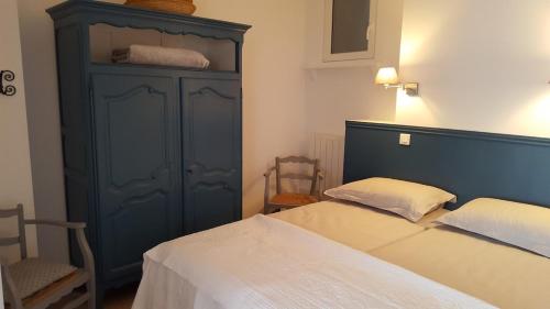 - une chambre avec une armoire bleue et un lit dans l'établissement Bellavista Vieux Menton, à Menton