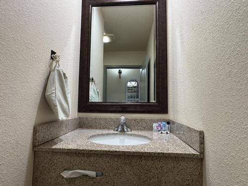 Koupelna v ubytování Price Pointe Inn