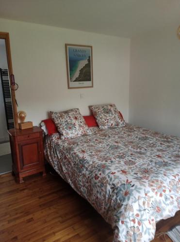 une chambre avec un lit et une commode dans l'établissement Meabel, à Bignan