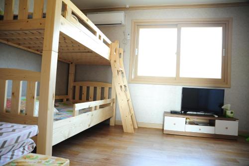Poschodová posteľ alebo postele v izbe v ubytovaní The 1st Andong Hostel