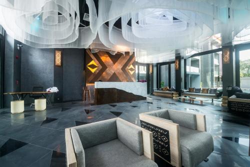 Posezení v ubytování Maya Phuket Airport Hotel-Naiyang Beach