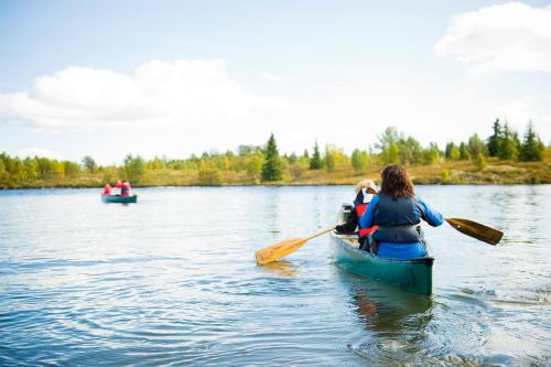 a group of people in a canoe on a lake at Oset Fjellhotell in Gol