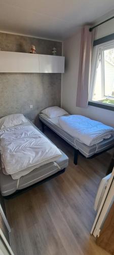 Giường trong phòng chung tại Mobil Home Camping 4 étoiles les Oyats