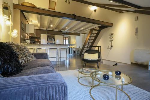 un salon avec un canapé et une table dans l'établissement Le Hippie-Chic, hyper centre, à Annecy