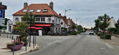 an empty street in a town with a building at Le Bleu d 'Audinghen in Audinghen