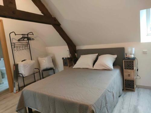 una camera da letto con un letto grande e una sedia di Gite du bon accueil maison de vacances a Porcaro