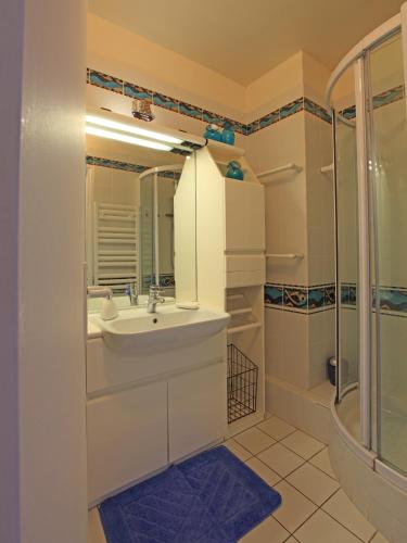 une salle de bain avec un lavabo et une douche dans l'établissement Pleine mer, à Fort-Mahon-Plage