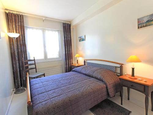 une chambre avec un lit, une table et une fenêtre dans l'établissement Pleine mer, à Fort-Mahon-Plage