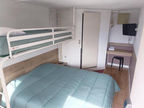 Postel nebo postele na pokoji v ubytování FASTHOTEL Reims Est - Taissy