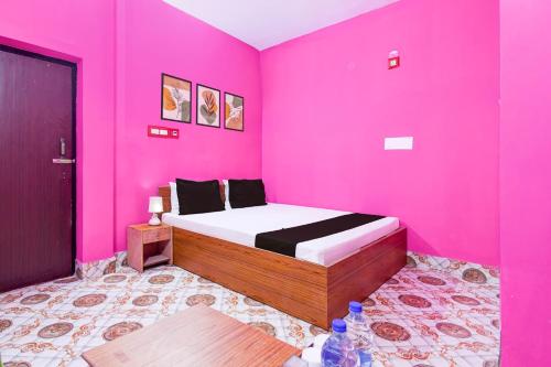 Una cama o camas en una habitación de Hotel O Sun Perfect Lodge