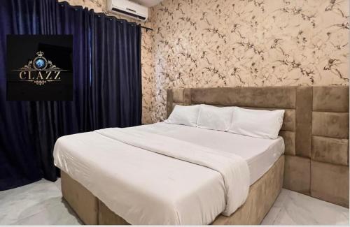 Postel nebo postele na pokoji v ubytování CLAZZ Hotel & Lounge