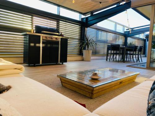 - un salon avec une table basse au milieu dans l'établissement L'Atypique, à Jacou