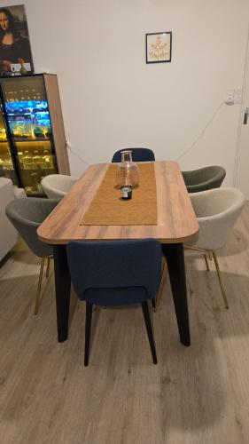 - une table en bois avec des chaises et un verre de vin dans l'établissement Chambre, à Saint-Julien-de-Concelles