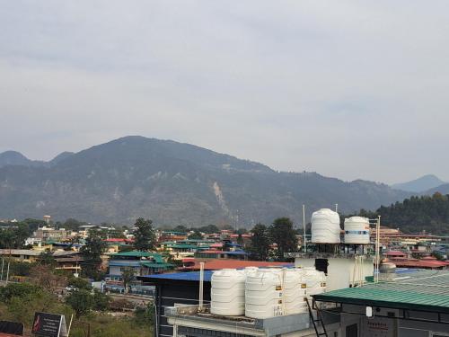 Pemandangan gunung umum atau pemandangan gunung yang diambil dari apartmen