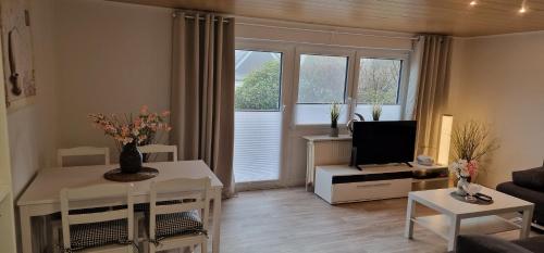 a living room with a couch and a television at Strandschnecke 2 in Scharbeutz