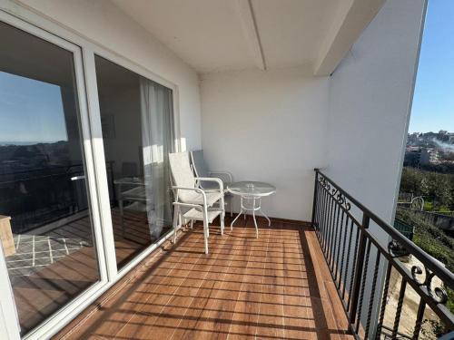 balkon ze szklanym stołem i krzesłami w obiekcie Apartment Alex w Dobrej Vodzie