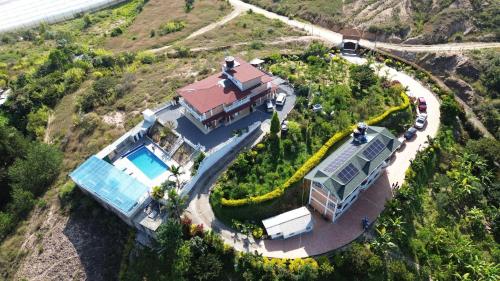 an aerial view of a house with a swimming pool at Hotel Villa Isabella Esperanza de Tinjacá Boyacá in Tinjacá