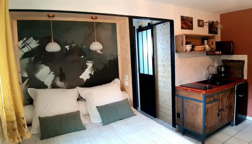 - une chambre avec un lit et une grande porte en verre dans l'établissement LA STATION 710 Gîte insolite entre Sioule et Sancy, à Les Ancizes-Comps