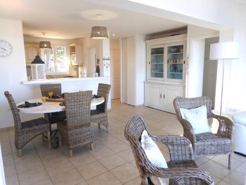 une cuisine et une salle à manger avec une table et des chaises dans l'établissement Appartement mer, 6 couchages Sainte Maxime, à Sainte-Maxime