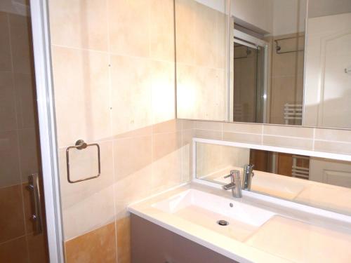 une salle de bain avec un lavabo et un miroir dans l'établissement Appartement mer, 6 couchages Sainte Maxime, à Sainte-Maxime