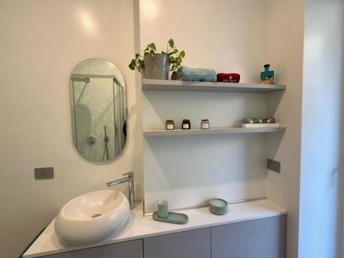 Un baño de Elda apartment with garden and lake view