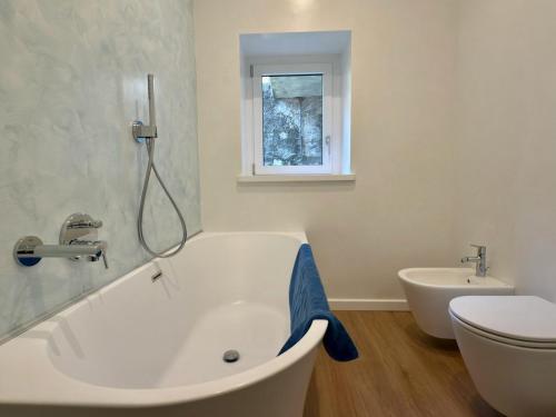 Un baño de Elda apartment with garden and lake view