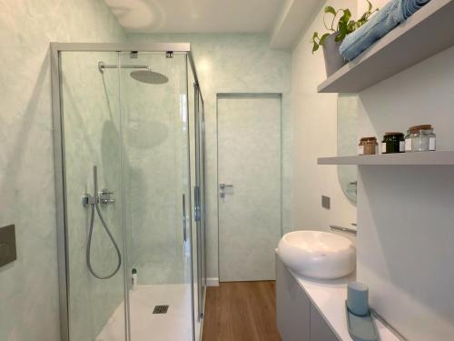 Un baño de Elda apartment with garden and lake view