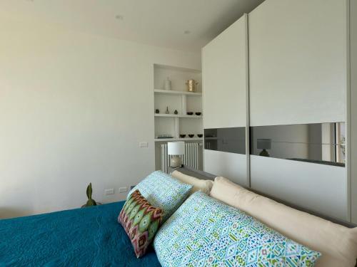 Una cama o camas en una habitación de Elda apartment with garden and lake view