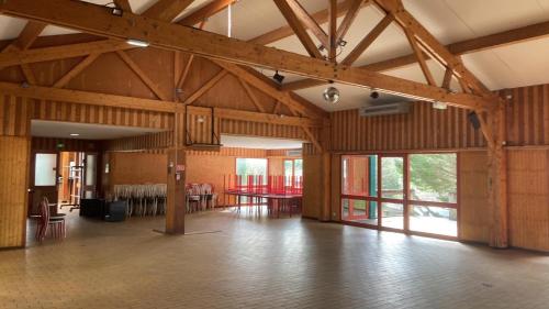 salle et hébergements