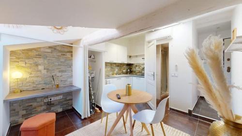 Photo de la galerie de l'établissement Le Cosy Nice - Cocon sous les toits - Clim & Wi-Fi, à Nice