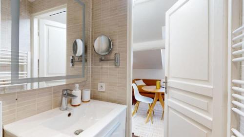 Photo de la galerie de l'établissement Le Cosy Nice - Cocon sous les toits - Clim & Wi-Fi, à Nice