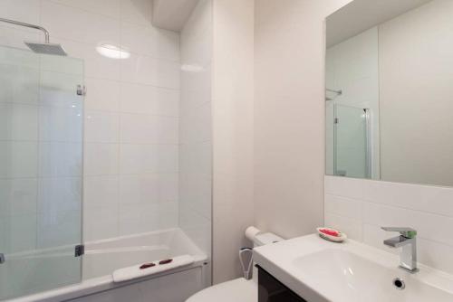 Ένα μπάνιο στο Fresh 1 Bdr in the Heart of Mile End by Denstays