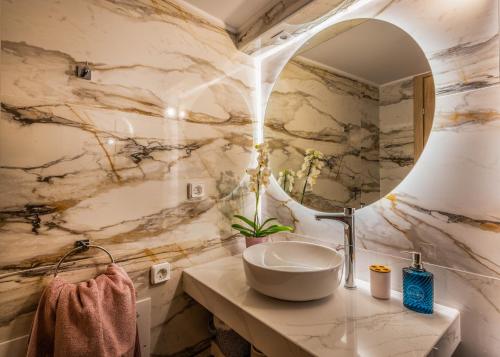 Lovebirds Luxury Apartment