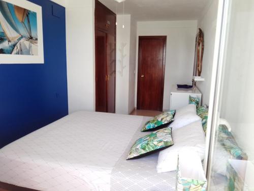 Ένα ή περισσότερα κρεβάτια σε δωμάτιο στο IDEALLY located on BEACH