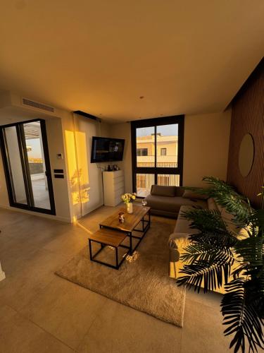 TV a/nebo společenská místnost v ubytování New Penthouse les Orangers Santa Rosalia lake and resort