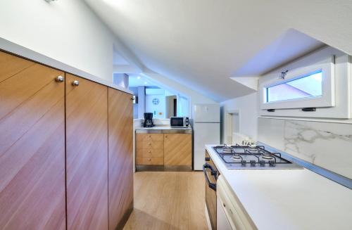 Η κουζίνα ή μικρή κουζίνα στο Luxury 100mq with private terrace with lake view near Varenna