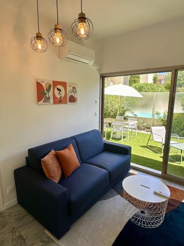 un salon avec un canapé bleu et une table dans l'établissement T2 close to the beach, à Antibes