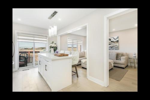 Küche/Küchenzeile in der Unterkunft Pristine Pet & Smoke Free 4-Bedroom home near Canada's Wonderland